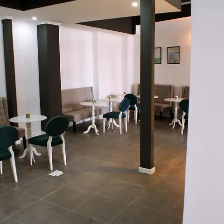 Alojamento de Acomodação e Pequeno-almoço Garden Prince Suites